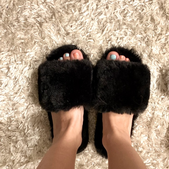 Slippers and slides - Picture 2 of 3